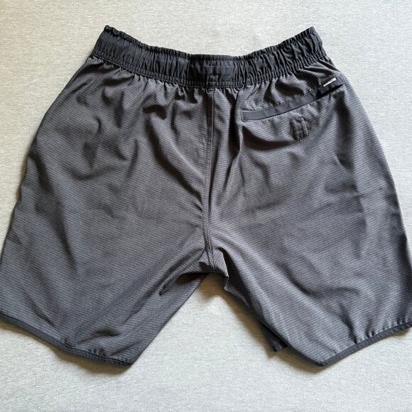 Vuori Men’s Banks Shorts in Charcoal Engineered Stripe - Picture 4 of 7